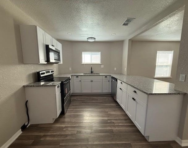 234 Clyde Street - Photo Thumbnail 3
