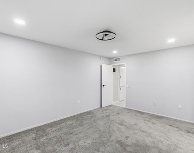 16817 N Meadow Park Drive - Photo Thumbnail 7
