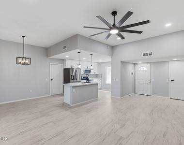 16817 N Meadow Park Drive - Photo Thumbnail 9