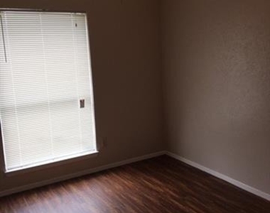 1413 Eagle Pass Drive - Photo Thumbnail 10