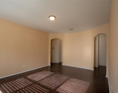 3725 Sapphire Street - Photo Thumbnail 4