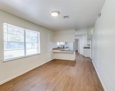 406 Vance Street - Photo Thumbnail 5