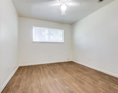 406 Vance Street - Photo Thumbnail 13