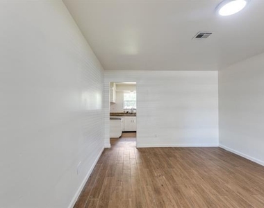 406 Vance Street - Photo Thumbnail 4
