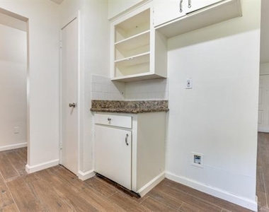 406 Vance Street - Photo Thumbnail 8