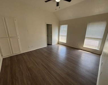 517 Meadowcrest Drive - Photo Thumbnail 11