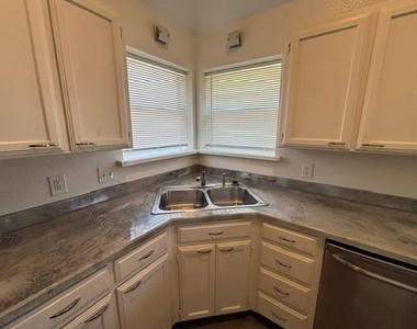 517 Meadowcrest Drive - Photo Thumbnail 8