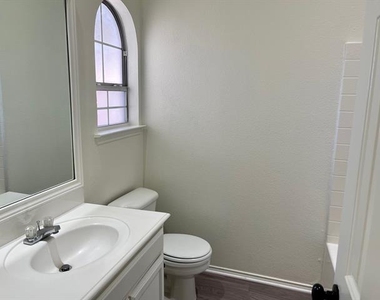 517 Meadowcrest Drive - Photo Thumbnail 16