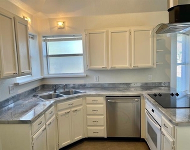 517 Meadowcrest Drive - Photo Thumbnail 7