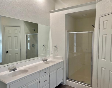 517 Meadowcrest Drive - Photo Thumbnail 14