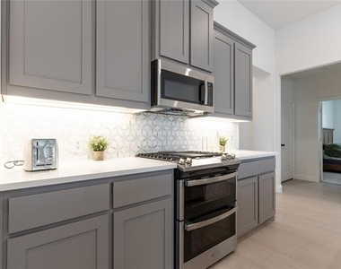 5200 Woodway Drive - Photo Thumbnail 3
