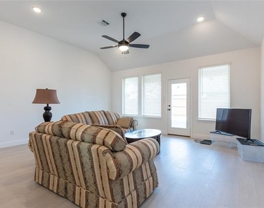 5200 Woodway Drive - Photo Thumbnail 9