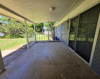 209 E Eller Avenue - Photo Thumbnail 18