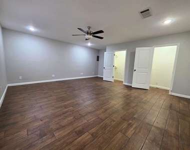 209 E Eller Avenue - Photo Thumbnail 15
