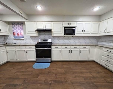 209 E Eller Avenue - Photo Thumbnail 4