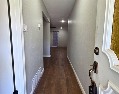 209 E Eller Avenue - Photo Thumbnail 1