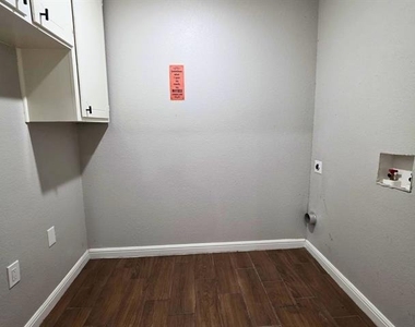 209 E Eller Avenue - Photo Thumbnail 7