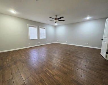 209 E Eller Avenue - Photo Thumbnail 16