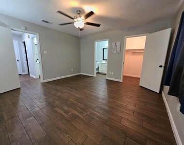 209 E Eller Avenue - Photo Thumbnail 8