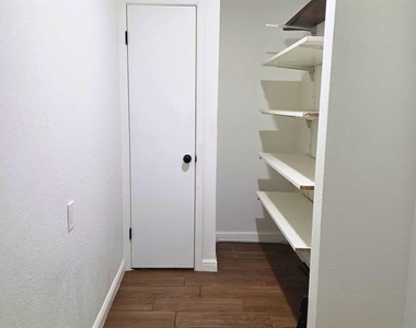 209 E Eller Avenue - Photo Thumbnail 6