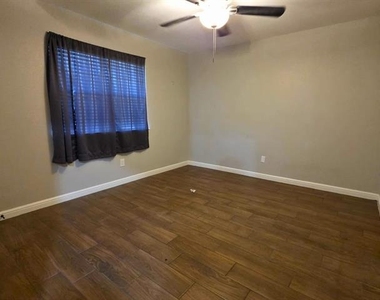 209 E Eller Avenue - Photo Thumbnail 12