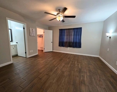 209 E Eller Avenue - Photo Thumbnail 9