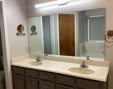 2841 Southridge Drive - Photo Thumbnail 17