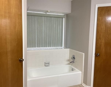 2841 Southridge Drive - Photo Thumbnail 16
