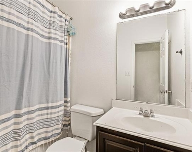 325 Crosscreek Drive - Photo Thumbnail 20