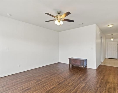 325 Crosscreek Drive - Photo Thumbnail 8