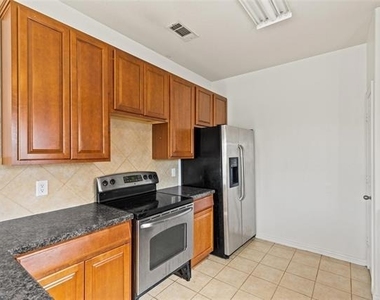 325 Crosscreek Drive - Photo Thumbnail 5