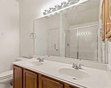325 Crosscreek Drive - Photo Thumbnail 17