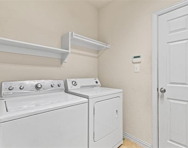 325 Crosscreek Drive - Photo Thumbnail 21
