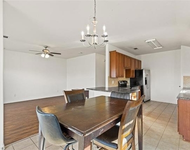 325 Crosscreek Drive - Photo Thumbnail 6
