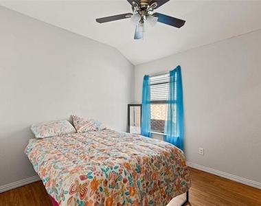325 Crosscreek Drive - Photo Thumbnail 18