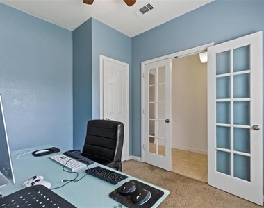 325 Crosscreek Drive - Photo Thumbnail 9