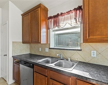 325 Crosscreek Drive - Photo Thumbnail 11