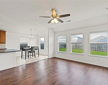 325 Crosscreek Drive - Photo Thumbnail 7