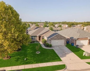 325 Crosscreek Drive - Photo Thumbnail 3