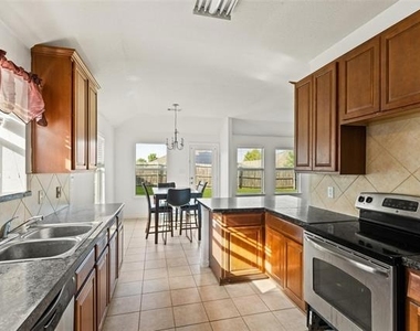 325 Crosscreek Drive - Photo Thumbnail 4