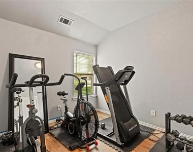 325 Crosscreek Drive - Photo Thumbnail 19