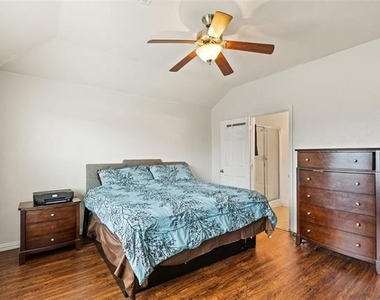 325 Crosscreek Drive - Photo Thumbnail 12
