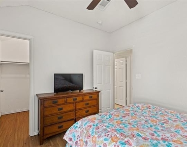 325 Crosscreek Drive - Photo Thumbnail 13