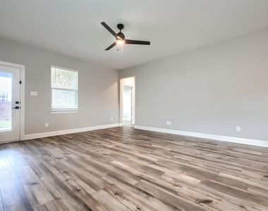 909 Emerson Drive - Photo Thumbnail 10
