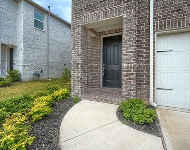 724 Portina Drive - Photo Thumbnail 2