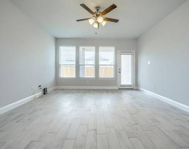724 Portina Drive - Photo Thumbnail 9