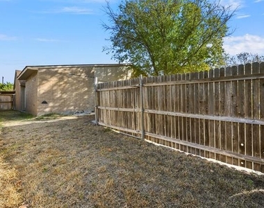 6005 Dooley Drive - Photo Thumbnail 19