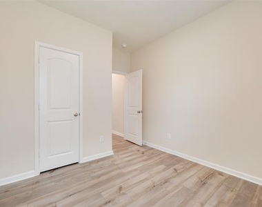 281 Moonstone Way - Photo Thumbnail 11