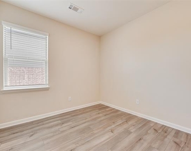 281 Moonstone Way - Photo Thumbnail 5