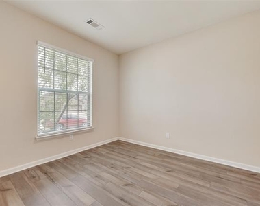 281 Moonstone Way - Photo Thumbnail 9
